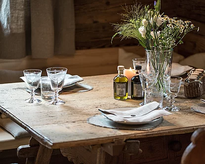 Table setting on the Alpine pasture, Landwirtschaft Hotel Unterschwarzachhof