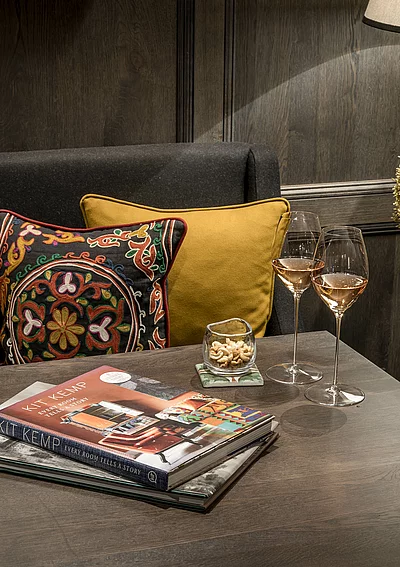 Ein Buch in der Hotelbibliothek im Hotel Unterschwarzachhof Saalbach Hinterglemm