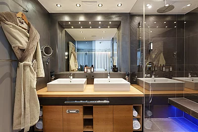 Bad in der Premium Suite Schwalbennest im Hotel Unterschwarzachhof