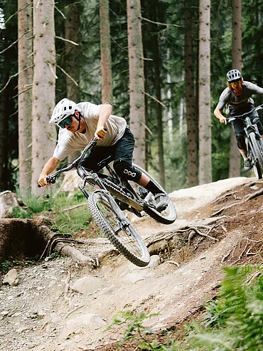 Jugendliche beim Mountainbiken in Saalbach Hinterglemm
