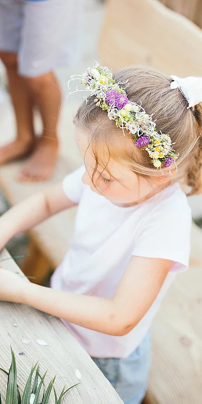 Highlights for kids Children making wreaths in the Kinderalm in Hotel Unterschwarzachhof