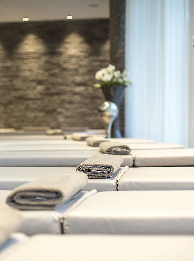 Wellness & Pools Liegen im Spa Bereich im Hotel Unterschwarzachhof