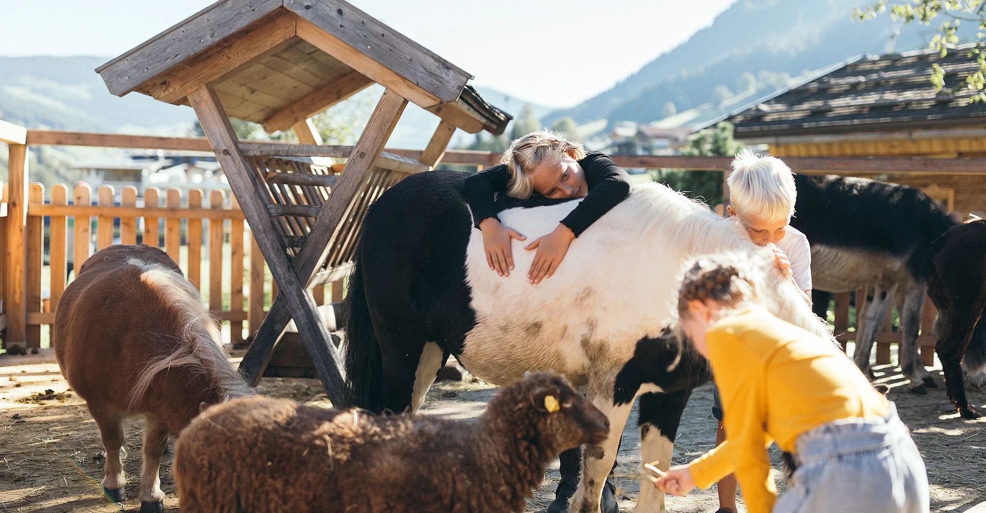 Kinder im Minibauernhof vom Hotel Unterschwarzachhof