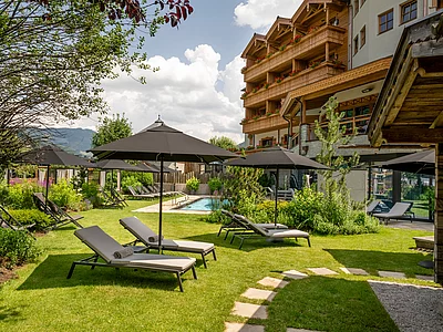 Liegen im Pool- und Spa-Außenbereich des Hotel Unterschwarzachhof in Saalbach Hinterglemm