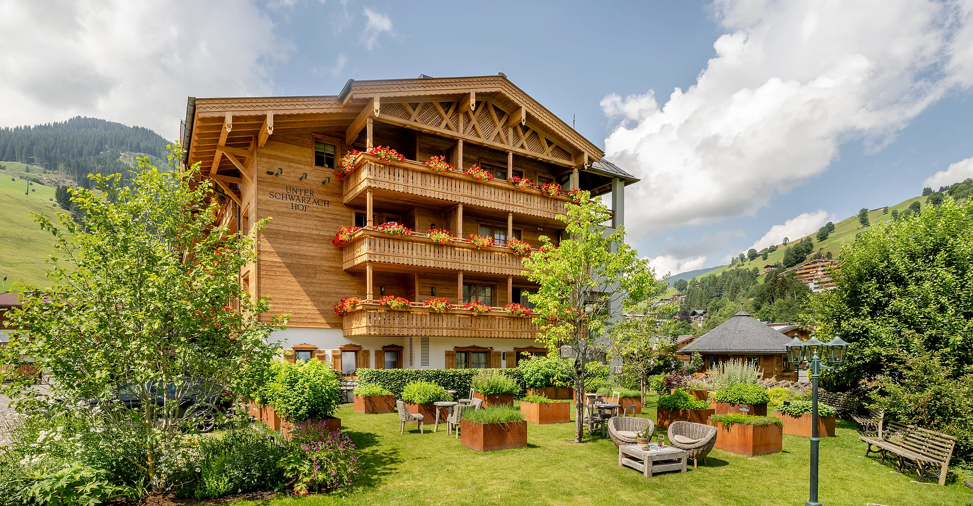 Außenansicht des Hotel Unterschwarzachhof in Saalbach Hinterglemm im Sommer