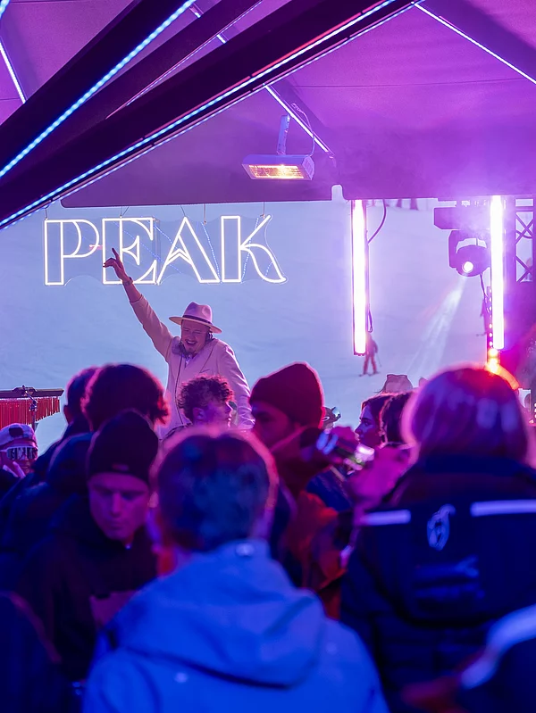 DJ und Live Acts mit tanzenden Gästen bei der Peak Edition im Der Schwarzacher Après Ski Location Hinterglemm