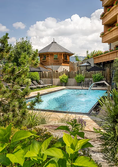 Outdoor Pool im Spa-Außenbereich des Hotel Unterschwarzachhof in Saalbach Hinterglemm