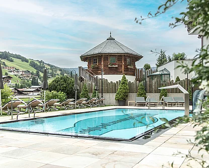 Outdoor Pool im Hotel Unterschwarzachhof