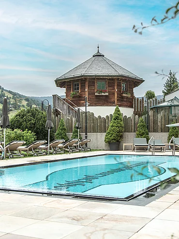 Outdoor Pool im Hotel Unterschwarzachhof