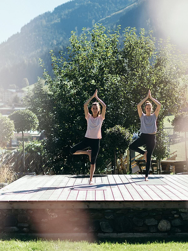 Zwei Frauen beim Yoga im Hotel Unterschwarzachhof