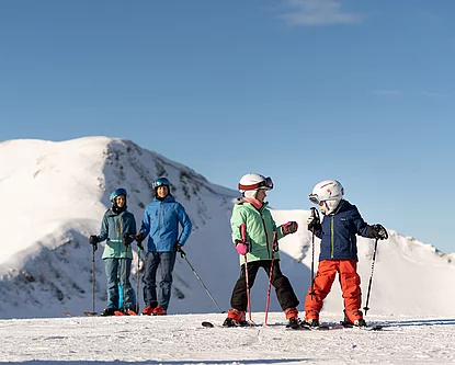 Familie beim Skiurlaub in Saalbach Hinterglemm