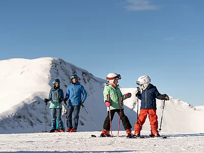 Familie beim Skiurlaub in Saalbach Hinterglemm