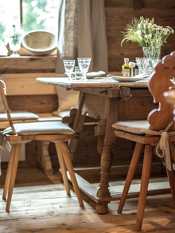 Tische und Stühle in der Alm, Landwirtschaft Hotel Unterschwarzachhof