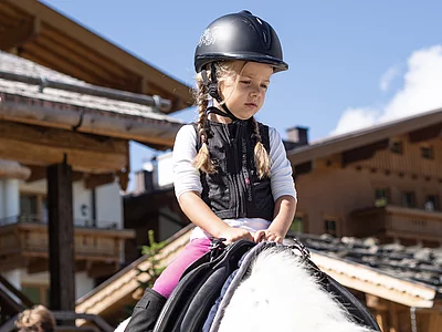 Kind auf Pferd wird geführt, im Hotel Unterschwarzachhof