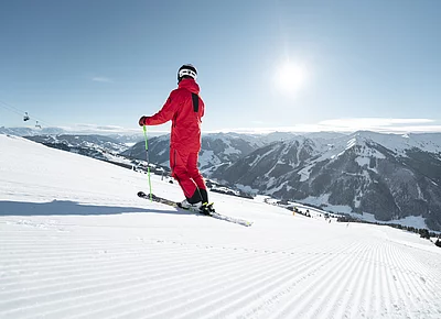 Skifahrer beim Sonnenskilauf Saalbach Hinterglemm