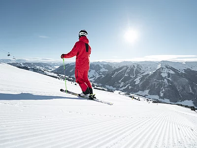 Skifahrer beim Sonnenskilauf Saalbach Hinterglemm