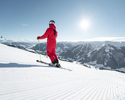 Skifahrer beim Sonnenskilauf Saalbach Hinterglemm