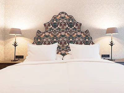 Doppelbett in der Familiensuite Deluxe im Hotel Unterschwarzachhof