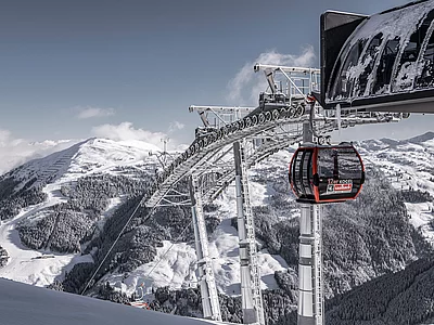 Skipisten mit Skilift in Saalbach Hinterglemm