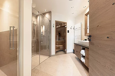 Badezimmer mit Sauna in der Suite Sterngucker im Hotel Unterschwarzachhof