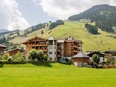 Außenansicht des Hotel Unterschwarzachhof in Saalbach Hinterglemm im Sommer