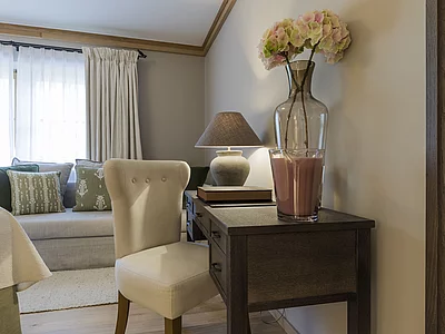 Tisch und Stuhl im Doppelzimmer Comfort Plus im Hotel Unterschwarzachhof