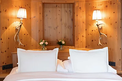 Doppelbett Zirbensuite im Unterschwarzachhof in Saalbach Hinterglemm