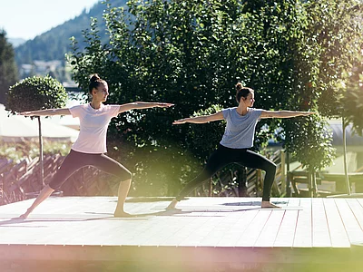 Zwei Frauen beim Yoga im Hotel Unterschwarzachhof