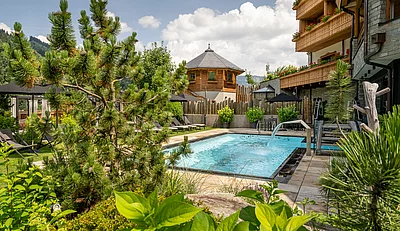 Outdoor Pool im Spa-Außenbereich des Hotel Unterschwarzachhof in Saalbach Hinterglemm