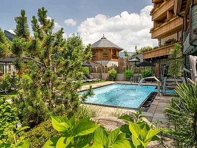 Outdoor Pool im Spa-Außenbereich des Hotel Unterschwarzachhof in Saalbach Hinterglemm