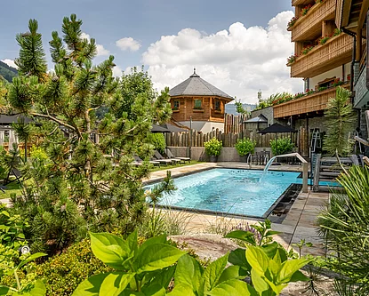 Outdoor Pool im Spa-Außenbereich des Hotel Unterschwarzachhof in Saalbach Hinterglemm