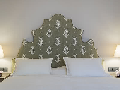 Bett im Doppelzimmer Comfort Plus im Hotel Unterschwarzachhof
