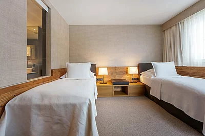 Kinderzimmer mit 2 getrennten Betten in der Premium Suite Schwalbennest im Hotel Unterschwarzachhof