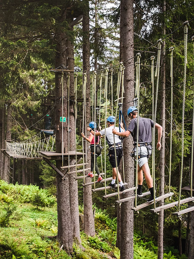 Outdoor-Abenteuer Familie beim Hochseilpark in Saalbach im Familienurlaub