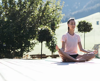 Frau beim Yoga im Hotel Unterschwarzachhof