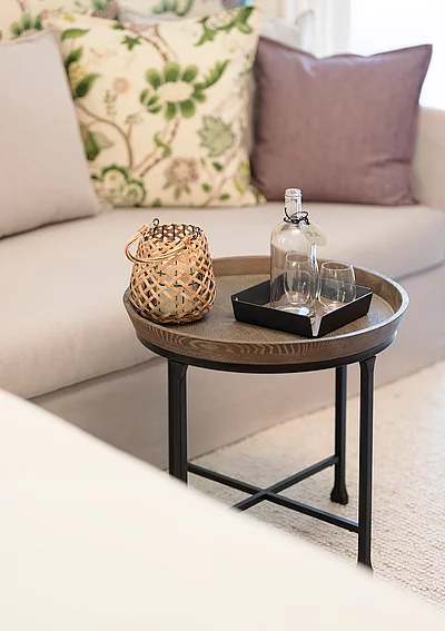 Side table and sofa in the Comfort Plus double room in the Hotel Unterschwarzachhof