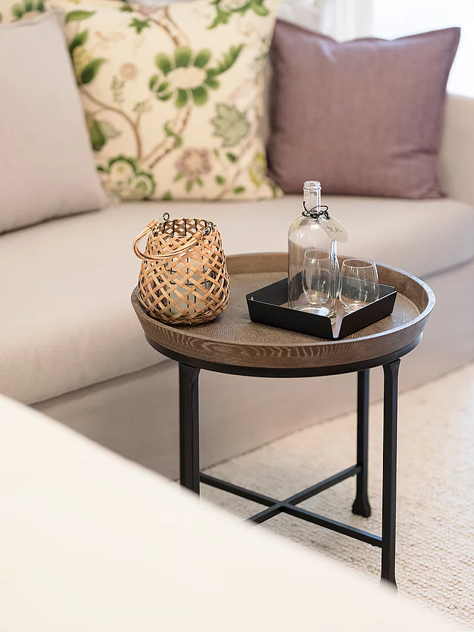 Zimmer & Suiten Beistelltisch und Sofa im Doppelzimmer Comfort Plus im Hotel Unterschwarzachhof