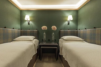 Zwei Einzelbetten in der Familiensuite Deluxe im Hotel Unterschwarzachhof