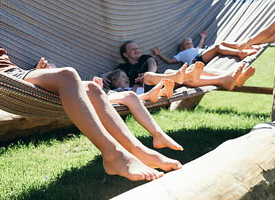 Kinder in einer Hängematte beim Hotel Unterschwarzachhof in Saalbach Hinterglemm