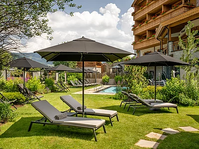 Pool mit Sonnenliegen Spa-Außenbereich des Hotel Unterschwarzachhof in Saalbach Hinterglemm