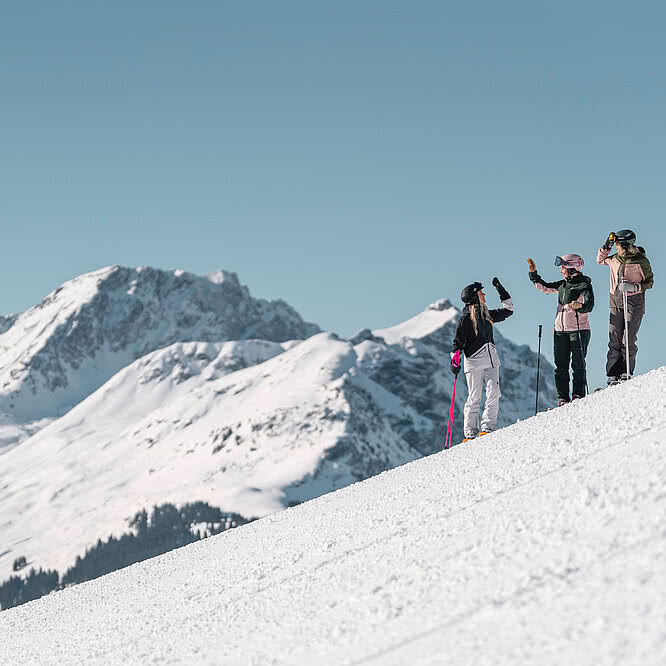 Gruppe beim Skiurlaub in Saalbach Hinterglemm im Winter