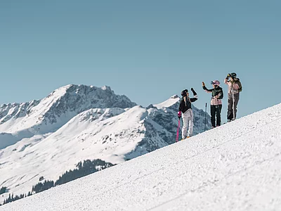 Gruppe beim Skiurlaub in Saalbach Hinterglemm im Winter