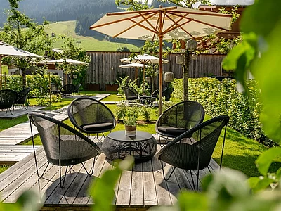 Loungemöbel im Obstgarten am Unterschwarzachhof