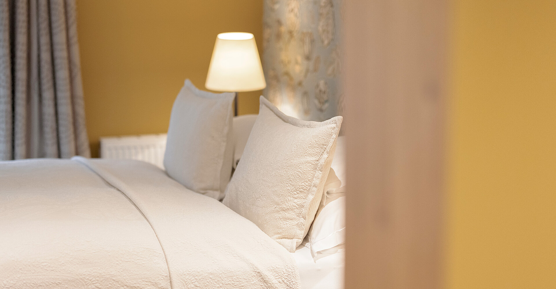 Doppelbett in der Suite Romantik im Hotel Unterschwarzachhof