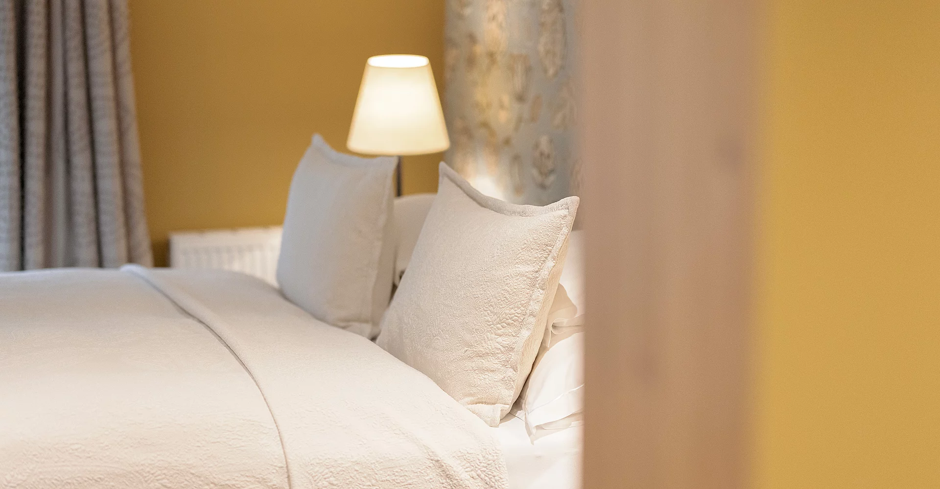Doppelbett in der Suite Romantik im Hotel Unterschwarzachhof