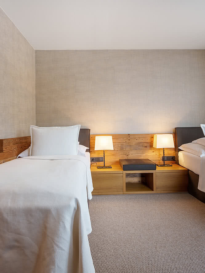 Two single beds in the Premium ‘Schwalbennest’ suite in the Hotel Unterschwarzachhof