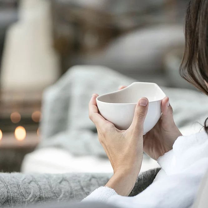 Gästestimmen Dame mit Getränk im Spa Bereich im Hotel Unterschwarzachhof