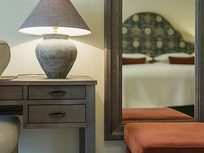 Tisch und Spiegel in der Familiensuite Deluxe im Hotel Unterschwarzachhof