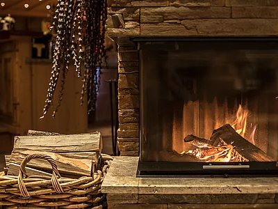 Innenansicht des 4*s Hotel Unterschwarzachhof Saalbach Hintergle Kacheloffen in der Lobby im Hotel Unterschwarzachhof Saalbach Hinterglemm