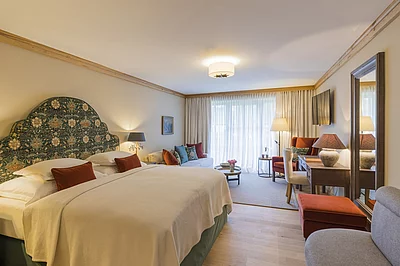 Doppelbett in der Familiensuite Deluxe im Hotel Unterschwarzachhof
